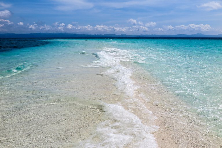 Kalanggaman-sandbar-and-its-crushing-waves_TravelGeekery.jpg