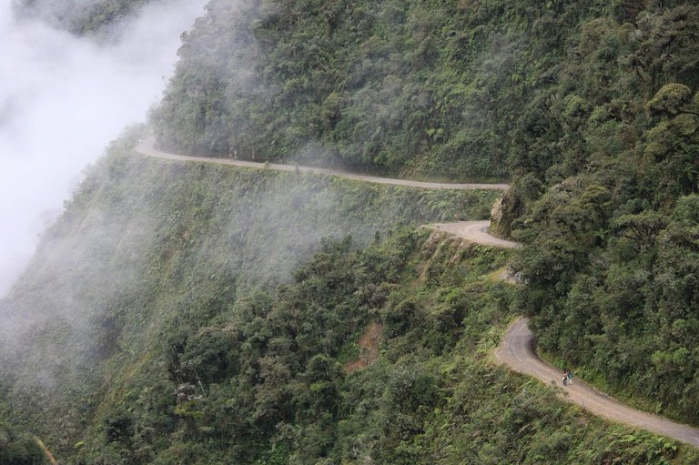 14217810-Walking_Biking_the_worlds_most_dangerous_road_in_Bolivia_8275639809-1493897154-1000-8358f7e6f4-1494316273.jpg