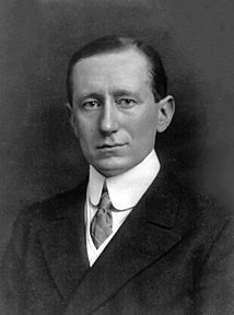 Guglielmo Marconi (lahir 25 April 1874 – meninggal 20 Juli 1937 pada umur 63 tahun) radio.jpg