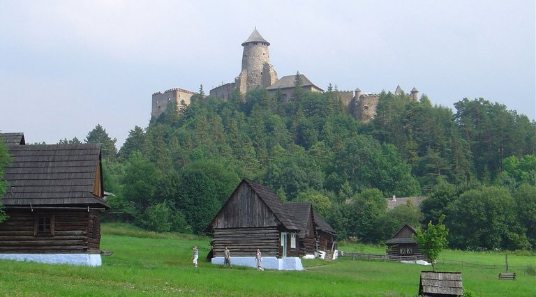 Castle_of_Lubovna_and_museum_of_slovak_village.jpg