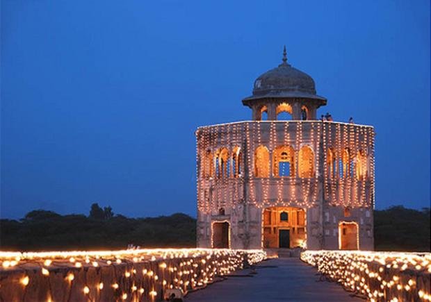 decorated-hiran-minar.jpg