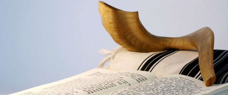 yom-kippur-shofar-prayer-book-gty-jef-170929_12x5_992.jpg