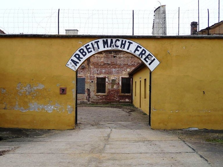 800px-Theresienstadt-Kleine_Festung-Arbeit_macht_frei.jpg