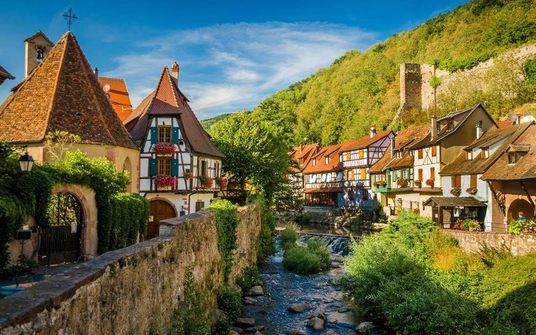 creek-medieval-wine-village-kaysersberg-france-ALSACE0617.jpg