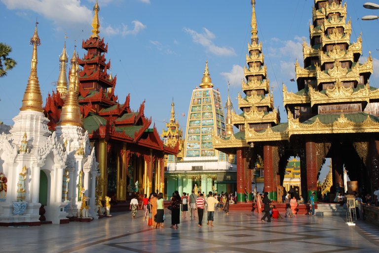 Shwedagon_Pagoda_Yangon_6.jpg