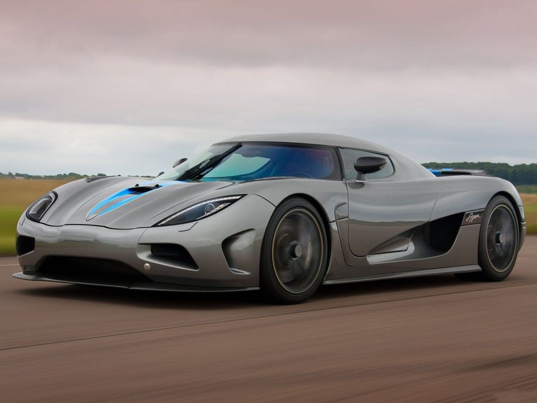 2011 Koenigsegg Agera front.jpg