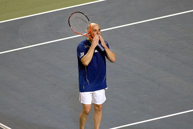 640px-RogersCup2011_Legends_AndreAgassi10_mod.jpg