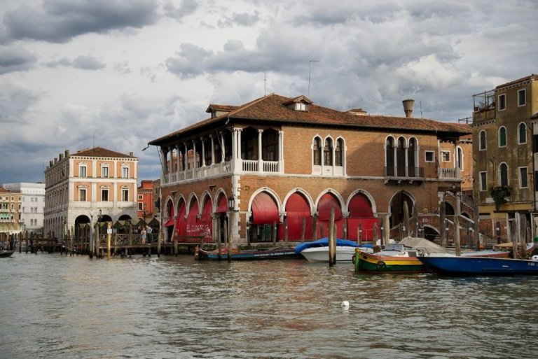 Mercati-di-Rialto-view-from-Grand-Canal-Cruise-Venice-Italy.jpg