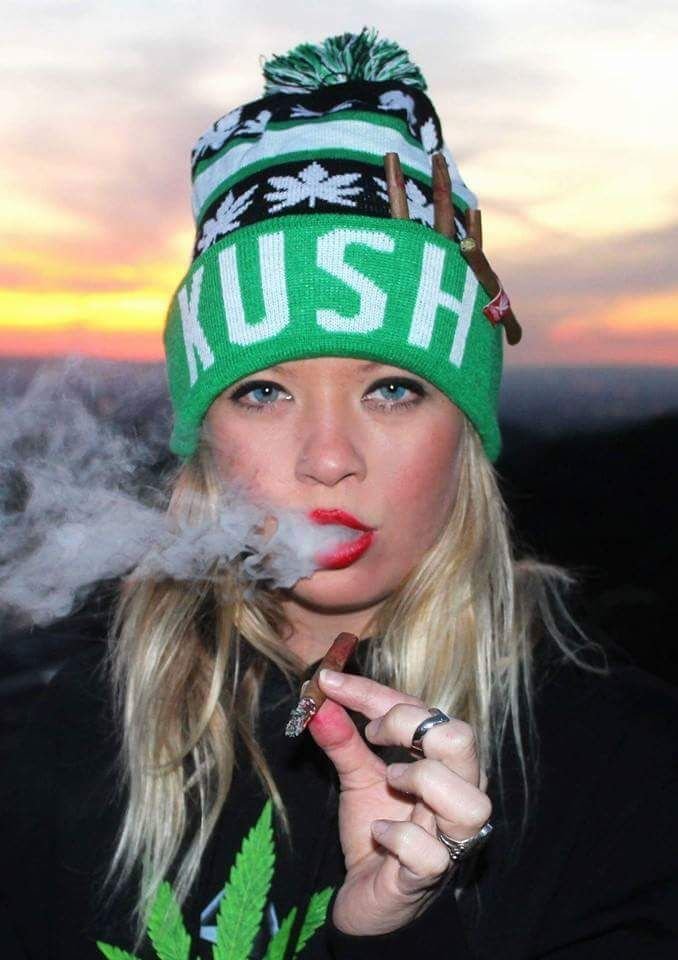 6d9ddbe9f0a1aef3a36bd49b4e4271e6--weed-girls-smoke-weed.jpg