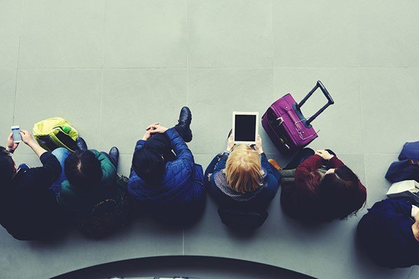 personas-esperando-en-aeropuertoWEB.jpg