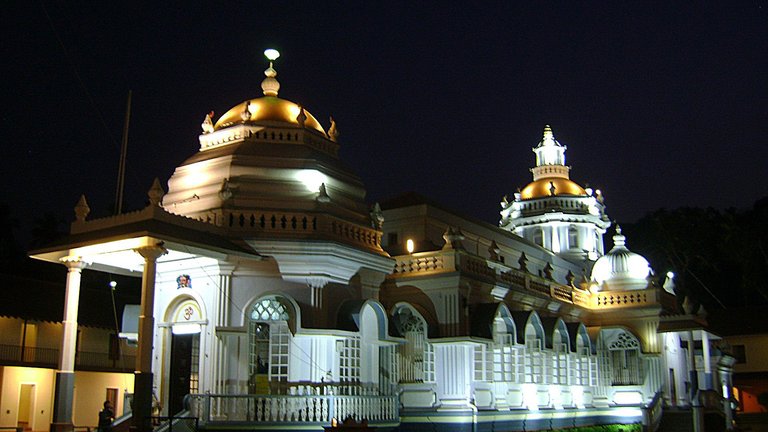 Shri_Mangeshi_temple_in_the_night..jpg