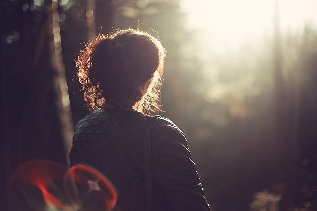 alone-girl-under-the-sunlight-5616x3744_25393.jpg