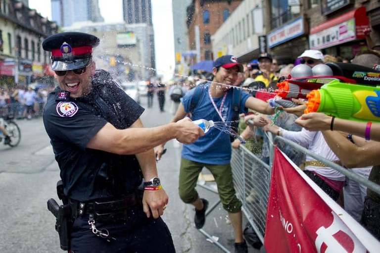 canadian-toronto-police-officer-water-fight-during-pride-2011-carlos-osorio.jpg