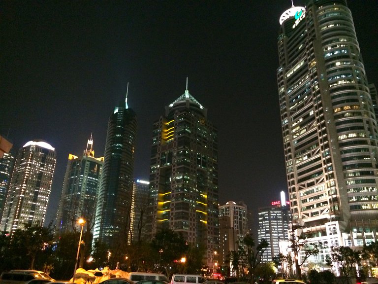 Lujiazui_at_night,_Shanghai.jpg