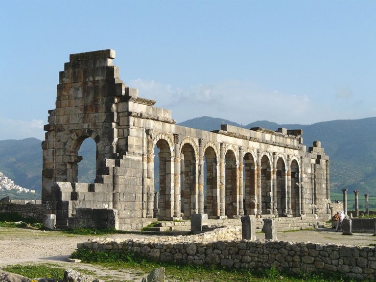 1404662319-922-232-maroc-volubilis-temple.jpg