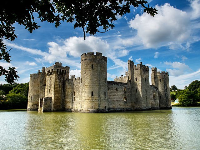 Bodiam_Castle_through_the_trees.jpg