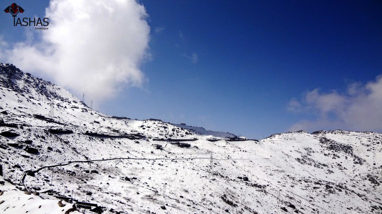 Snow covered roads to Nathu La.jpg