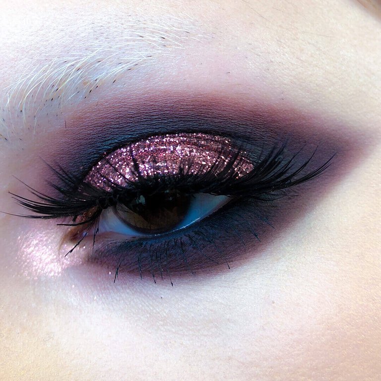 eyelook01.jpg