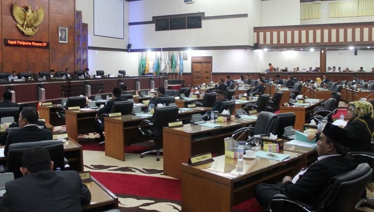 Rapat paripurna DPRA terkait persetujuan penggunaan hak interpelasi terhadap gubernur Aceh.jpg