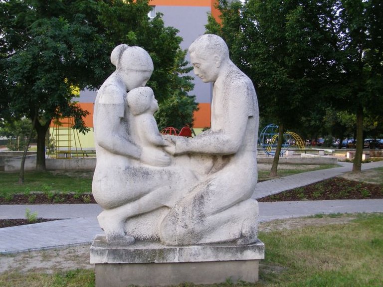 800px-Parents_with_child_Statue_Hrobakova_street_Bratislava.JPG