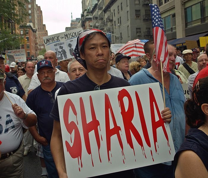 700px-Ground_Zero_Mosque_Protesters_11.jpg