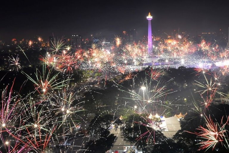 Pesta kembang api sambut tahun baru 2018 di sekitar Monas, Jakarta (Wahyu PutroAntara).jpg