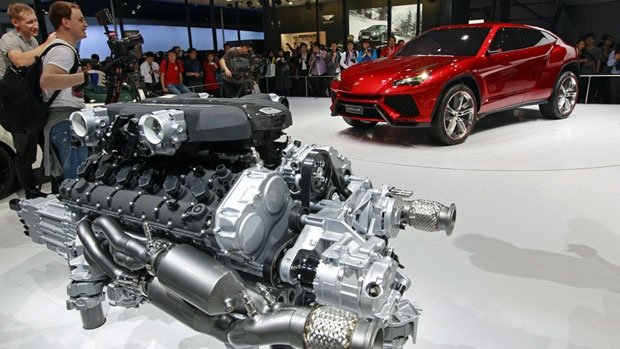 2017-lamborghini-urus-engine-gearbox.jpg