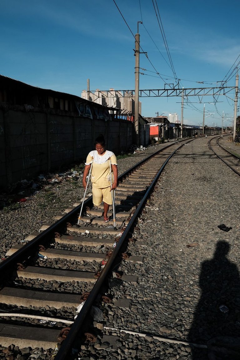 jakarta_slums_life_by_the_railway_vytautas_jankulskas_19.jpg