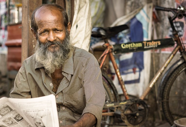 India-Street-Photography-Old-Man-Reading-Newspaper-Beard.jpg