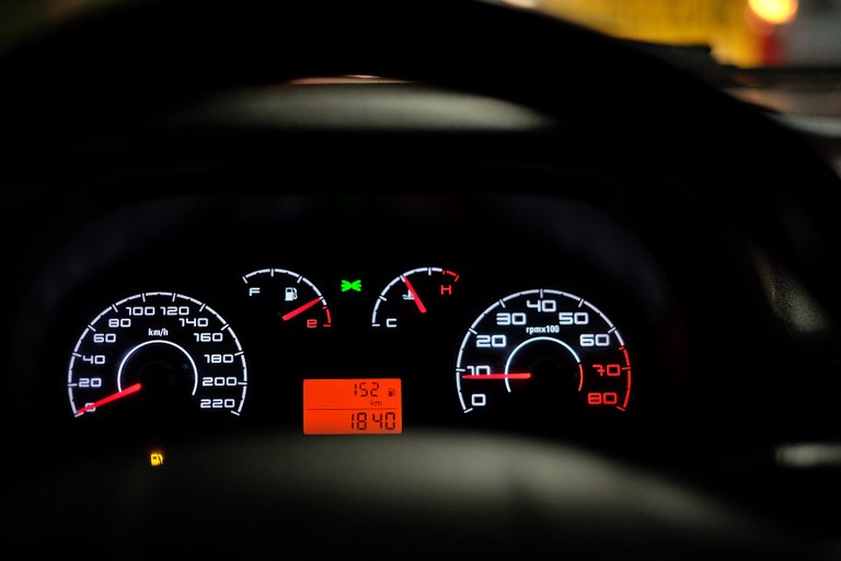 car-dashboard-2667434_1920.jpg