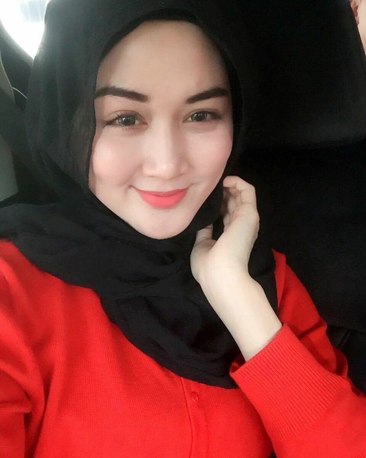 672361-cewek-cantik-juragan-kayu-ini-viral.jpg