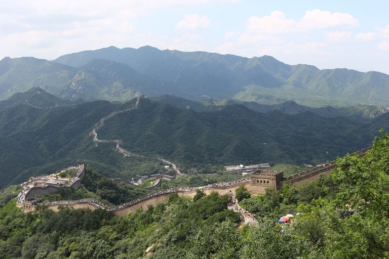 Great_Wall_of_China_in_tourist_season.jpg