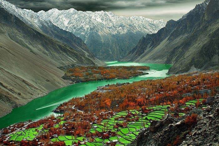 Amazing-View-of-Attabad-Lake-Hunza-Valley-Pakistan.jpg