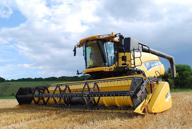 combine-harvester-702413_640.jpg