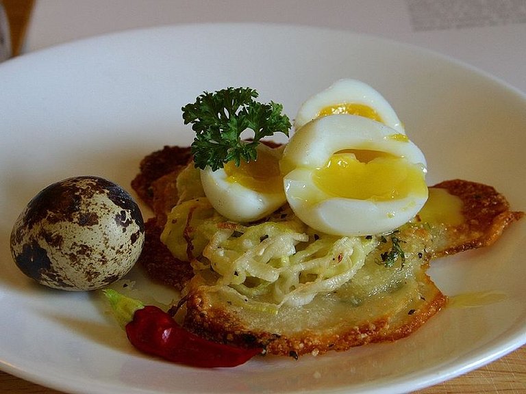 800px-Potato_galettes_with_quail_eggs.jpg