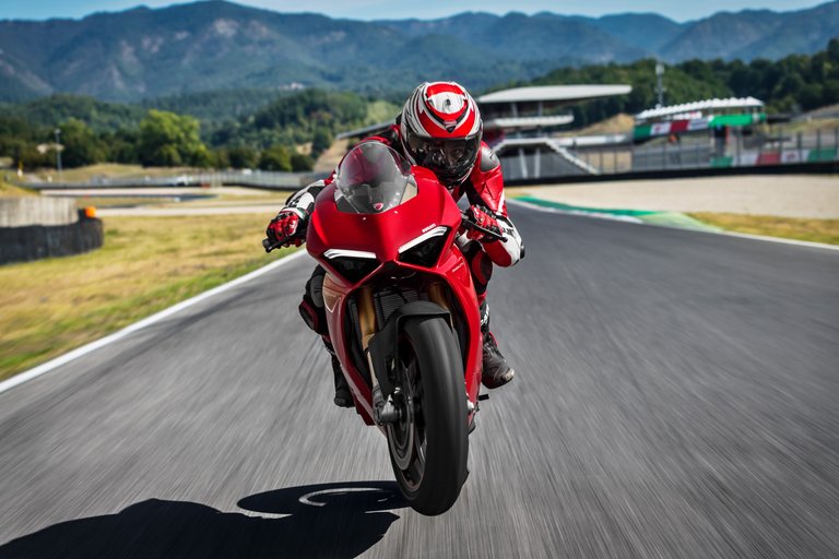 1-52_panigale_v4_s.jpg