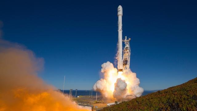 011210700_1484542253-20170114--Roket-Falcon-9--SpaceX-AP-Photo-01.jpg