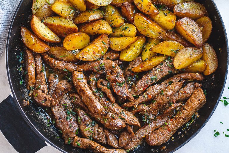 Garlic-Butter-flank-Steak-and-Potatoes-Skillet.jpg