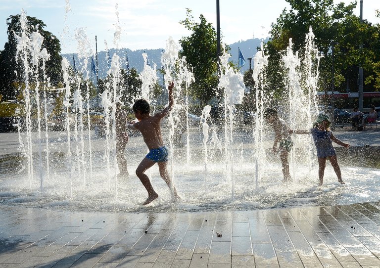 children-playing-2213748_1280.jpg