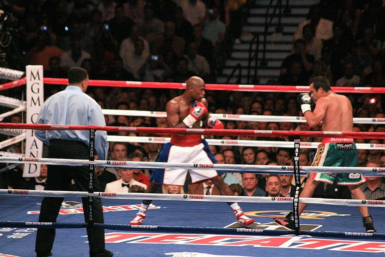 1024px-Floyd_Mayweather,_Jr._vs._Juan_Manuel_Márquez.jpg