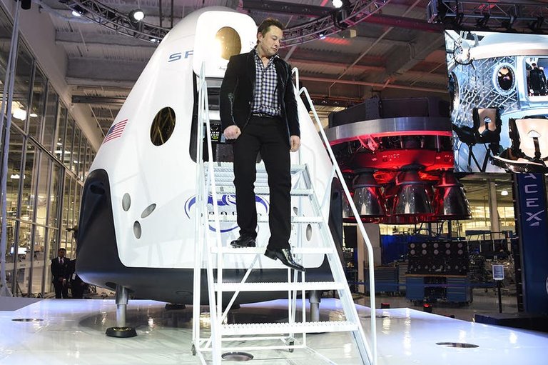 elon-musk-spacex-dragon-v2.jpg