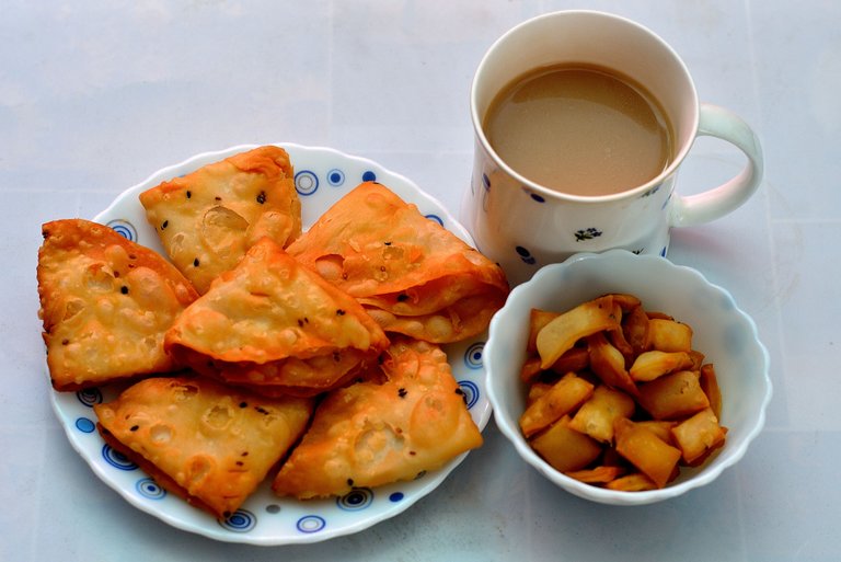 Home-made_Namkeen_('Nimki'_in_Bengali).jpg