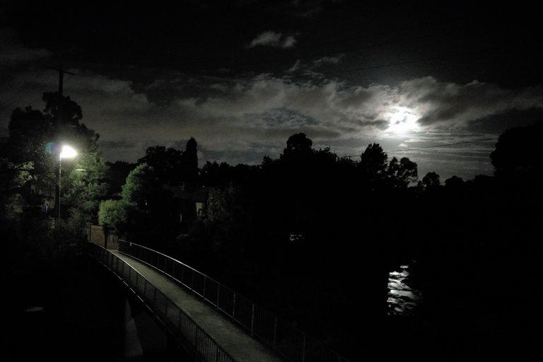 Full_moon_over_Darebin_Creek_by_Quoll_Pengo_Peter_Halasz_IMAG0281.jpg