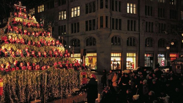 der-weihnachtsbaum-in-zuerich-kann-sogar-singen-.jpg