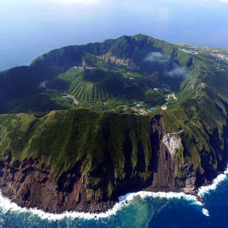 Aogashima-volcano-Japan.jpg