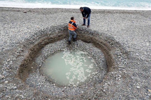 Un-cratere-spectaculaire-se-forme-sur-une-plage-de-Nice.jpg