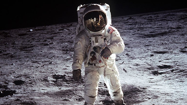 First-men-on-the-Moon_tcm25-482521.jpg