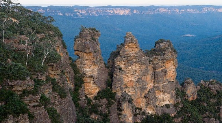 Blue_mountains_-_three_sisters.jpg