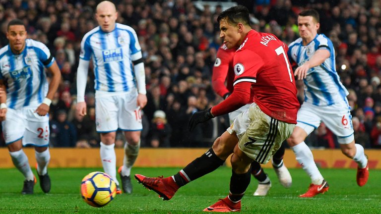 alexis-sanchez-manchester-united-huddersfield_1tpojr2g6wv2f1b1jo74w6npo1.jpg