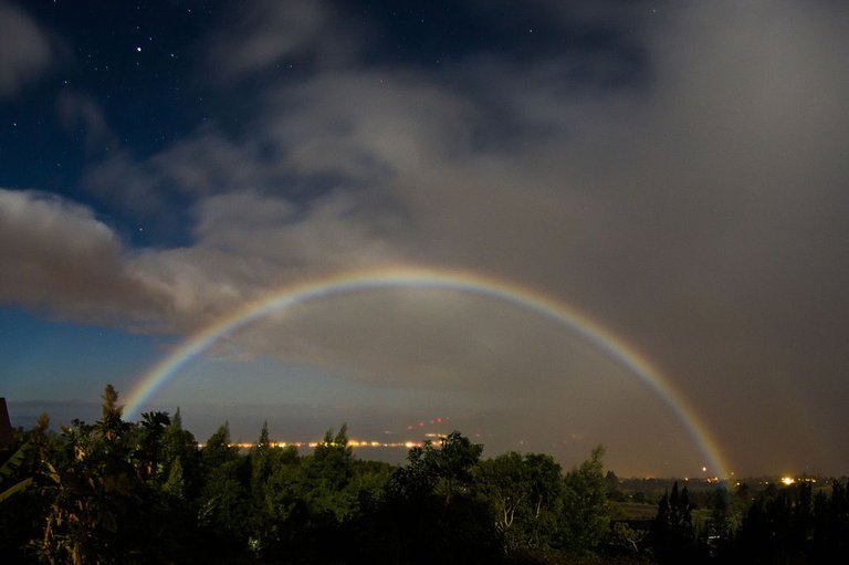 Moonbow,_Kula,_Hawaii..jpg